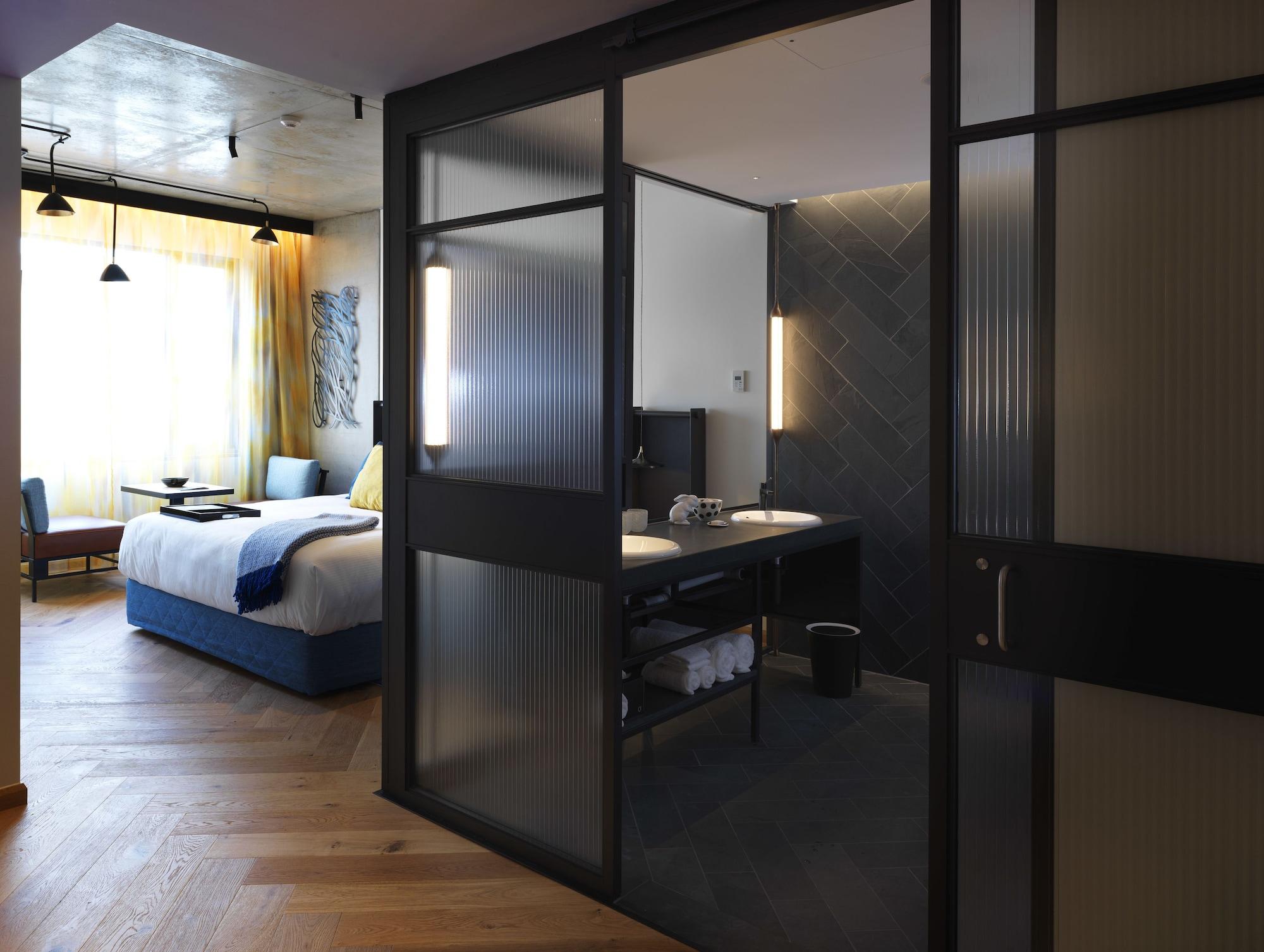QT Melbourne Hotel Buitenkant foto A room at the hotel