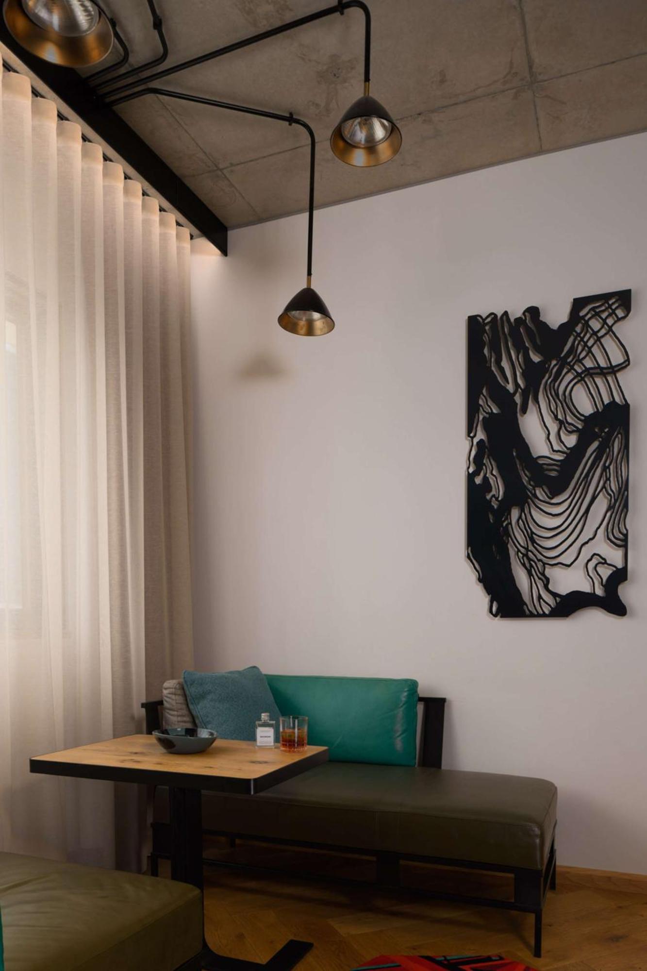 QT Melbourne Hotel Buitenkant foto A wall sculpture by the artist