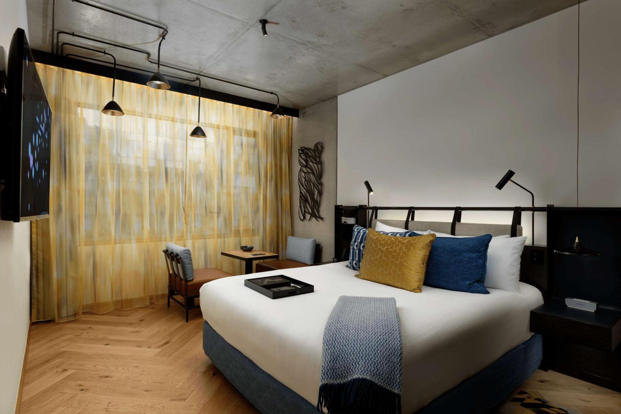 QT Melbourne Hotel Buitenkant foto A room at the hotel