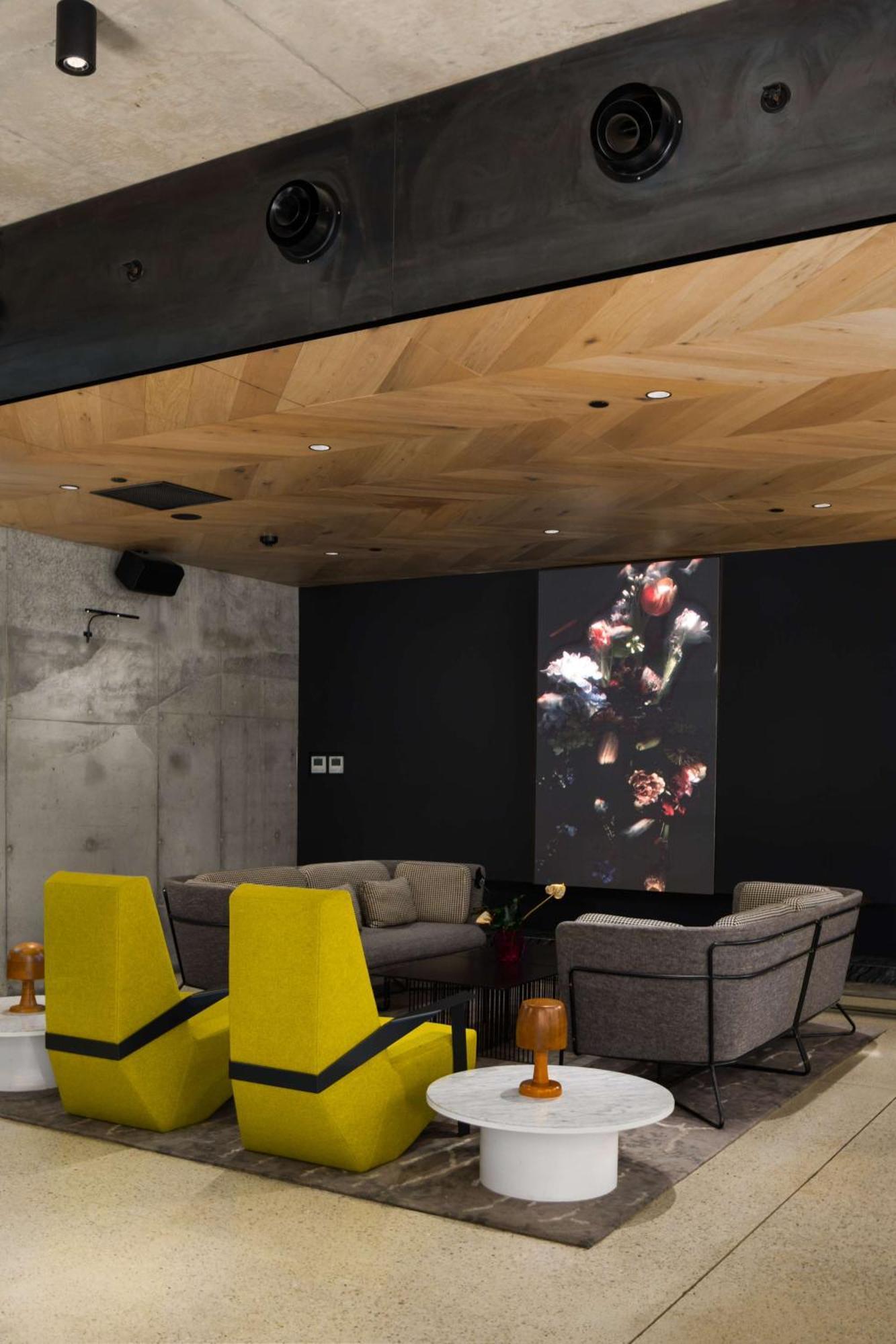 QT Melbourne Hotel Buitenkant foto The interior of the 2014 edition of the 100 Design exhibition