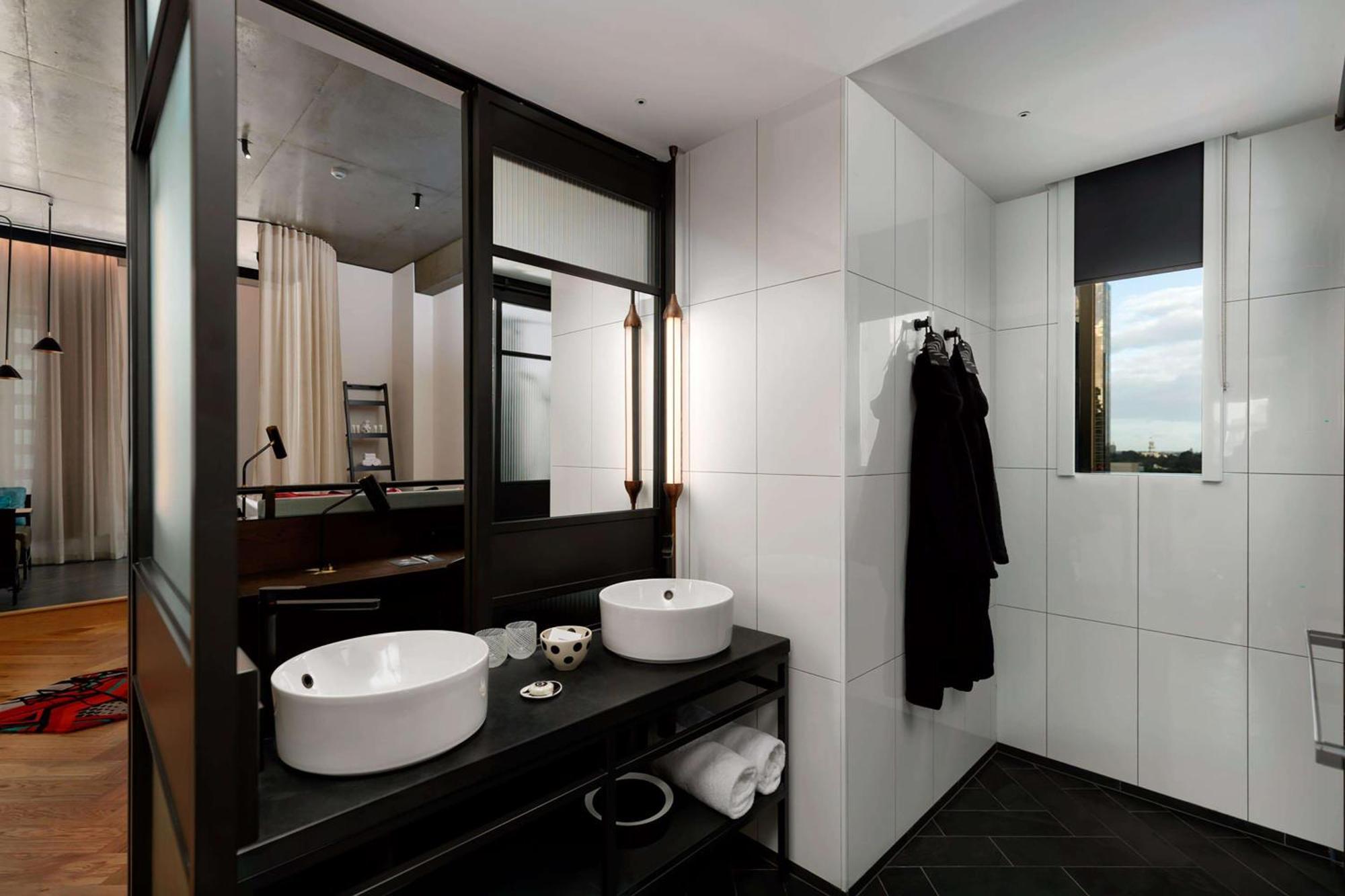 QT Melbourne Hotel Buitenkant foto Bathroom
