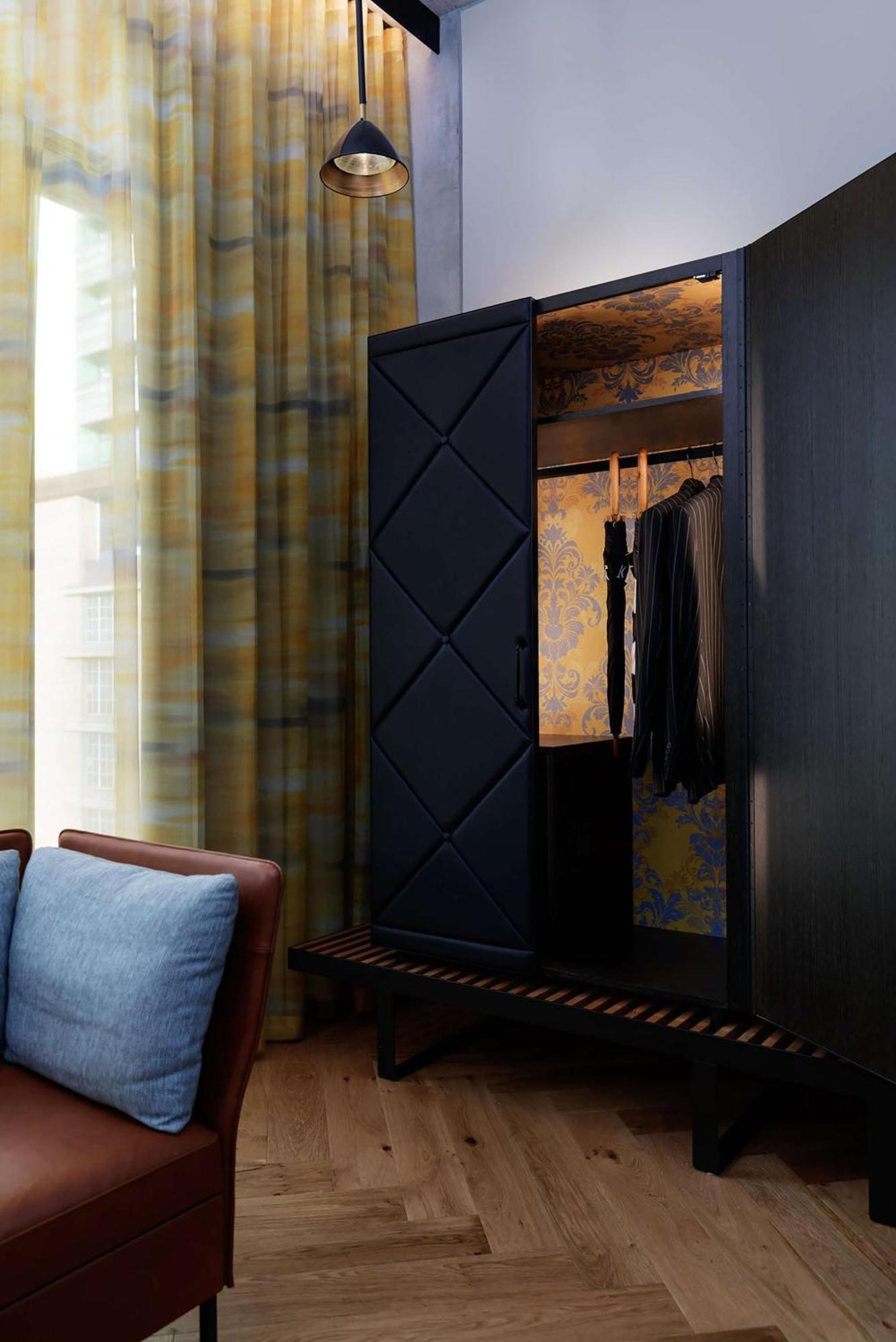 QT Melbourne Hotel Buitenkant foto A wardrobe