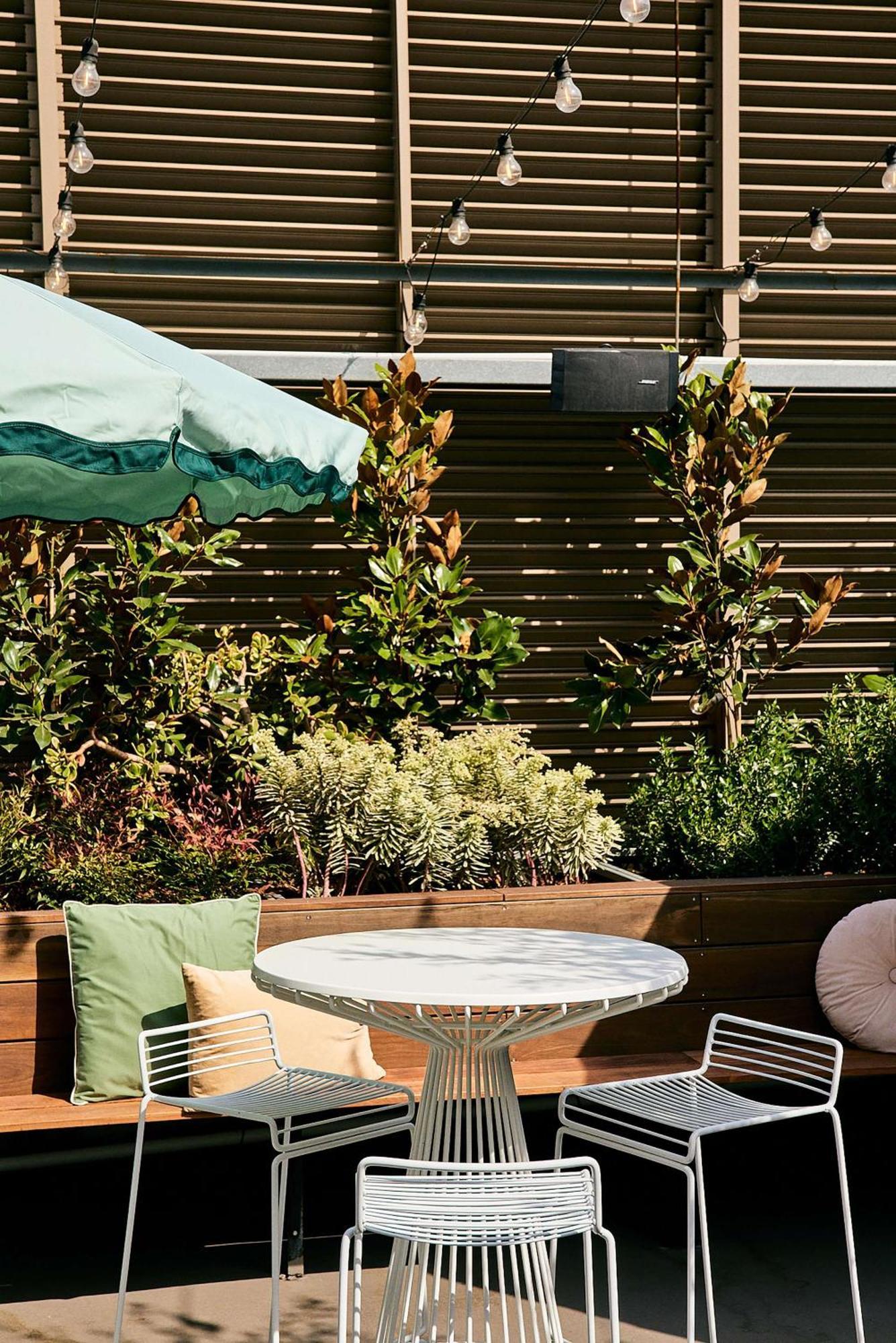 QT Melbourne Hotel Buitenkant foto A balcony garden